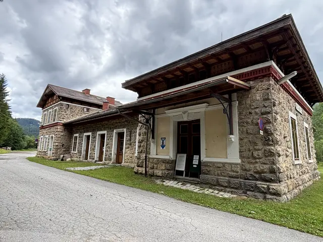 Der denkmalgeschützte Bahnhof Neuberg wird vom Verein "Bahnhof Neuberg – Miteinander gestalten" wieder zum Leben erweckt.  | Foto: MeinBezirk/Angelina Koidl