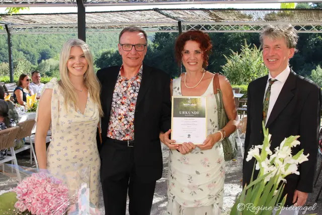 Katrin, Kurt Schellenbauer und Irene Obetzhofer mit der Baumspenden-Urkunde von Mag. Dieter Halama