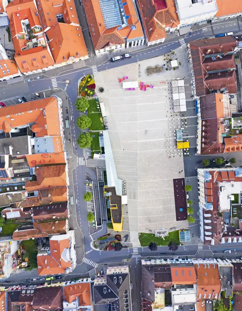 Für mehr Raum für die Platanen werden drei Parkplätze im nördlichen Bereich des Hauptplatzes aufgelassen. | Foto: Stadt Bruck