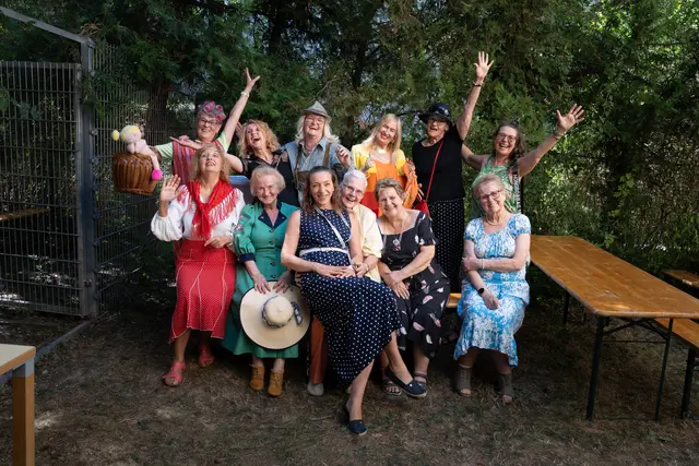 Zur Eröffnung der Spenderei präsentierten die freiwilligen Seniorinnen und Senioren kreative Outfits aus dem Bestand des neuen Projekts. | Foto: Sade Jerabek/Meinbezirk