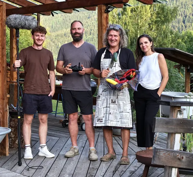 Samuel Berger, Raphael Urf, Karo-Schneider Thomas Rettl und Jaqueline Rauter (von links) beim Dreh in der Villacher Dialektwelt. | Foto: Jara Film