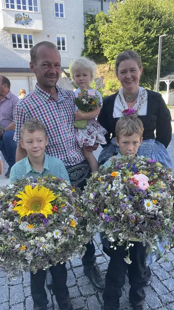 Kräuterbuschen zu Mariä Himmelfahrt: Die sorgfältig zusammengestellten Kräuter werden in der Kirche gesegnet. | Foto: Johanna Weber 