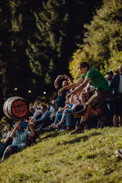 Am „Plunger Ran“ wird das Fass wieder gegen den eigens errichteten Zaun gerollt. | Foto: Kathrin Jandl