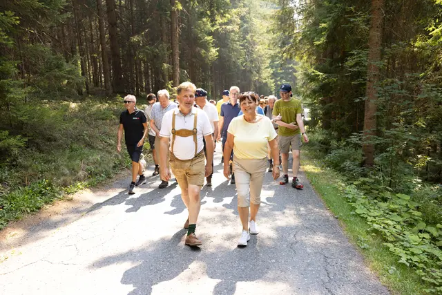 Bürgermeister Markus Prettenthaler und LH-Stv. Manuela Khom führten den Wanderzug an. | Foto: StVP/Benjamin Gasser