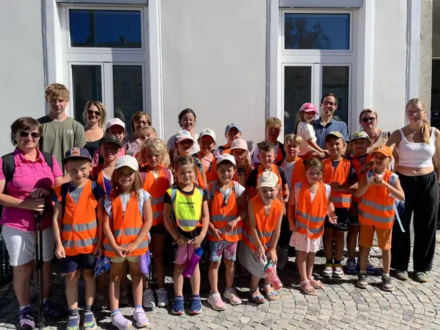 Die teilnehmenden Kinder samt Betreuungsteam und Bürgermeister David Süß beim Besuch im Gemeindeamt.
 | Foto: Stadtgemeinde Schrems