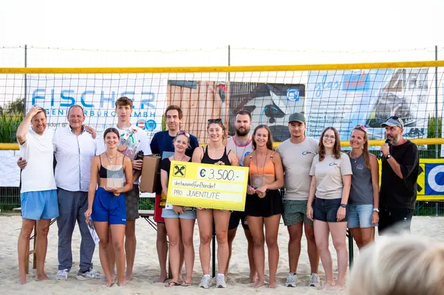 Spendenübergabe an den Verein Pro Juventute. Der Betrag wurde auf einen neuen Spendenrekord aufgestockt | Foto: Beach Mettersdorf