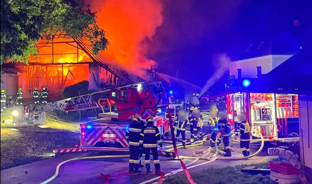 Fünf Feuerwehren standen mit 19 Fahrzeugen und 110 Kräften im Einsatz. | Foto: Fire Veiter - FF St.Veit/Glan