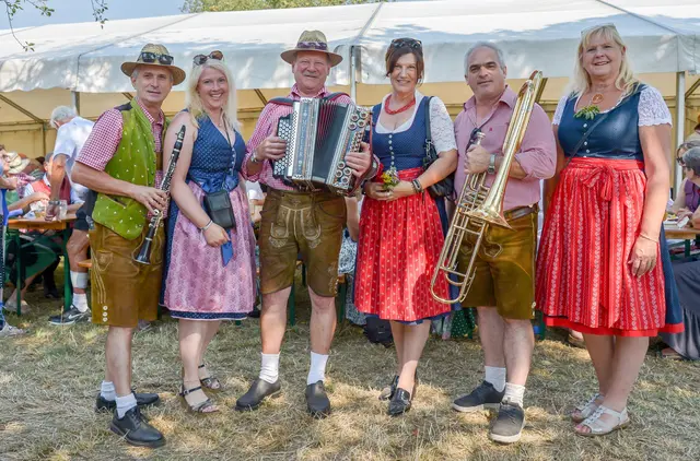 Der traditionelle Siebendinger Kirchtag begann mit einer Festmesse und Prozession und klang beim Frühschoppen mit Speisen, Getränken und Musik von "Die 3 von der Koralm" aus. | Foto: Gerhard Pulsinger