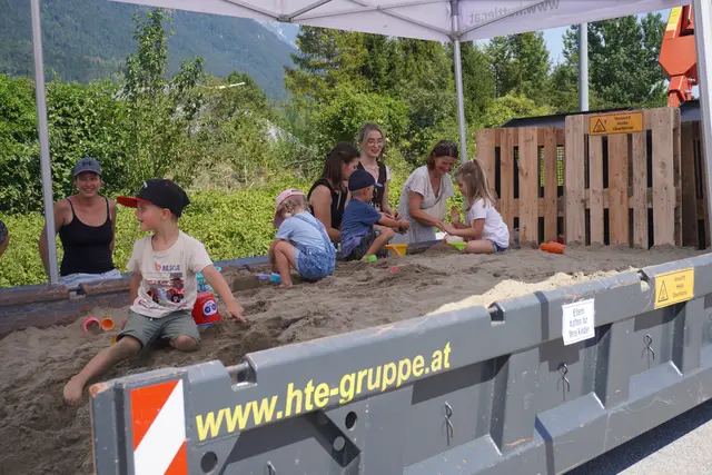 Ein buntes Kinderprogramm wartete auf die jüngsten Gäste des Festes.  | Foto: AMG