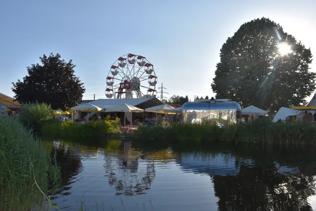 Das Wetter spielte mit und lockte zahlreiche Besucher auf das Volksfestgelände. | Foto: Alexandra Goll