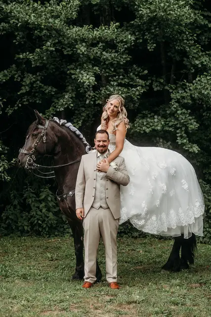 Daniel Csank und Katharina Bartl-Csank an ihrem Hochzeitstag. | Foto: Privat /zVg