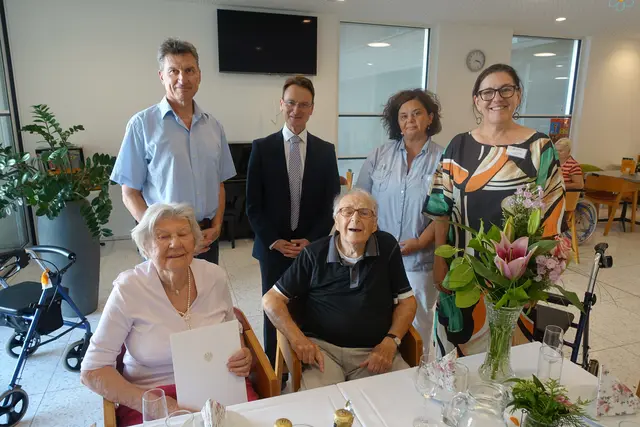 Die 89-jährige Helga (vorne links) und der 93-jährige Adolf Matzek (vorne rechts), die im Ober St. Veiter Pensionistenwohnheim San Damiano am Josef-Kraft-Weg 9 wohnen, feierten nun ihre Gnadenhochzeit. Bezirksvize Thomas Gerstbach (zweiter von links hinten) kam auf Besuch. Geschäftsführerin Elisabeth Lakatha (rechts) und Wohnbereichsleiterin Lucia Chmelova (zweite von rechts) gratulierten ebenfalls. | Foto: Gerstbach