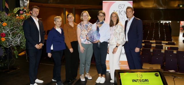 Den Integri Award 2026 für das ALS-Netzwerk OÖ nahmen Gabriele Trautendorfer (2.v.l.), Barbara Rammerstorfer (3.v.l.), Margot Pletz (4.v.l.) und Andrea Peterwagner (5.v.l.) entgegen. | Foto: Gesundheit Burgenland/Horvath