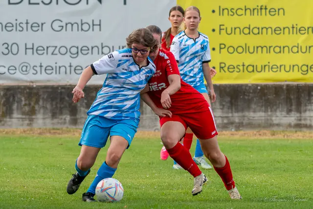 Sandra Halbmayer (Blau) kämpfte bis zum Schluss um jeden Ball, musste das Spielfeld jedoch in der Schlussphase verletzungsbedingt verlassen. | Foto: Thomas Navratil