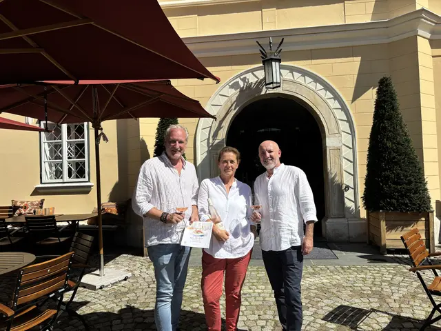 Helmuth Micheler (Klagenfurt Tourismus), Gastronomin Klara Wieser und Thomas Springer (RegionalMedien Kärnten) freuen sich auf den Riegersburger-Abend in Schloss Mageregg. | Foto: MeinBezirk