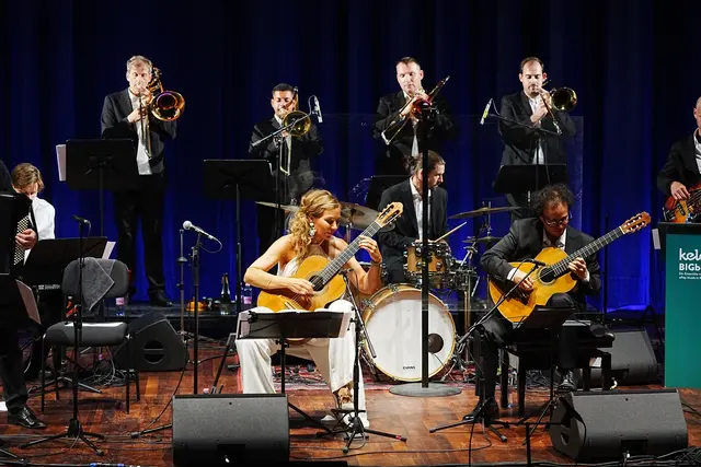Julia Malischnig verband ihre Gitarre mit der kelagBIGband und sorgte mit „Ritmos de Amistad“ für eine umjubelte Uraufführung. | Foto: Willi Pleschberger