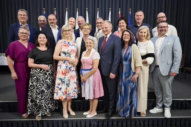 1. Reihe: Martina Schneider, Manuela Swoboda, Alexandra Holter, Petra Häusler, Thomas Stelzer, Dagmar Ploier, Michaela Pils, Gregor Swoboda sowie in der zweiten Reihe: Helmut Koger, Michael Beroll, Kurt Ploier, Stefan Aichinger, Gerold Schneider, Karin Pernica, Mario Häusler, Barbara Nowecki, Mario Baumüller, Wolfgang Leitner. | Foto: Land OÖ / Max Mayrhofer