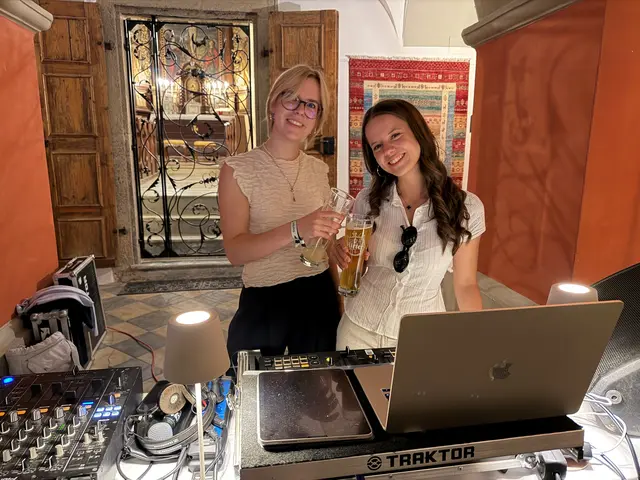 Auch die DJanes nahmen zwischendurch ein kräftigen Schluck Bier.