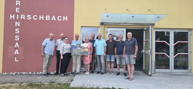 Obmann Rainald Schäfer (4.v.l.) und Theresia Hörtzer von der EZN (3.v.l.) bringen die Energiegemeinschaft weiter voran. | Foto: zVg./Hirschbach