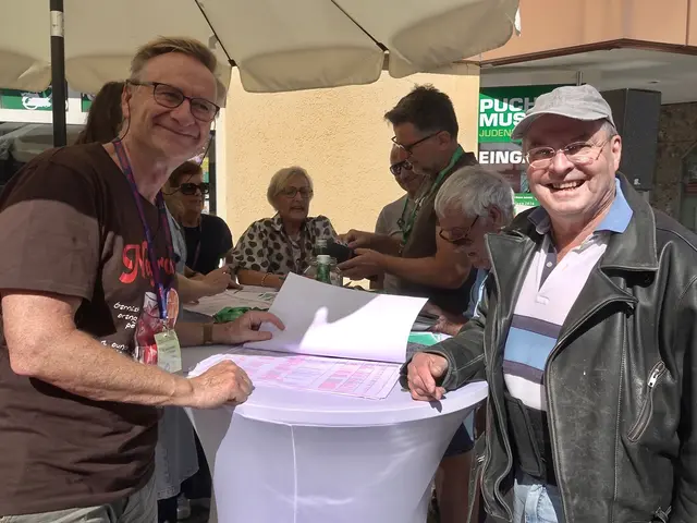 Primar Deu (rechts) bei der Anmeldung: ein treuer Teilnehmer der Puchparade.