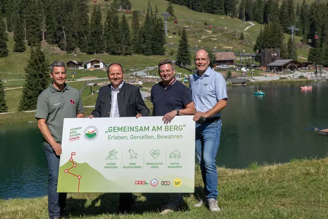 Harald Oblasser (Gruppe Forst, Land Tirol), LHSTv. Josef Geisler, Kornel Grundner und Stefan Mangott (beide Beste Österreichische Sommer-Bergbahnen) | Foto: Seilbahn Komperdell GmbH