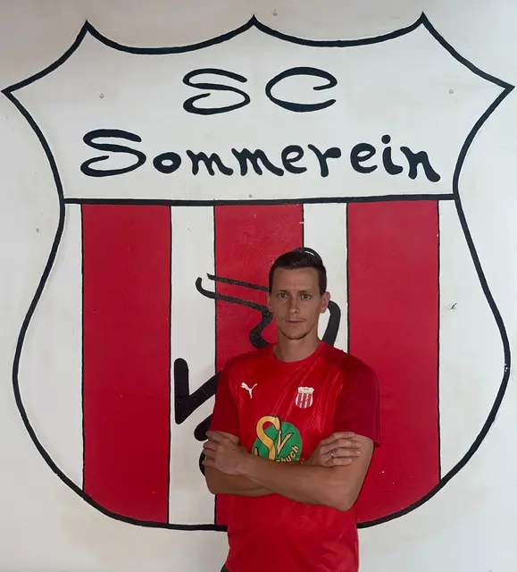 Trainer vor Wappen