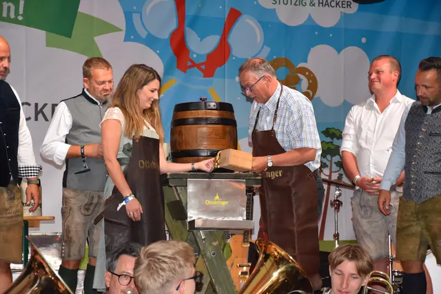 Bieranstich mit Landtagsabgeordnetem Richard Hogl – damit ist die Wiesn offiziell eröffnet. | Foto: Alexandra Goll
