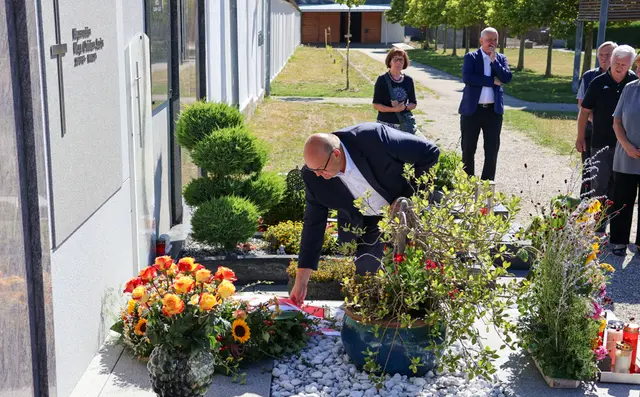 Josef Naderer legte am Grab von Christian Jachs einen Kranz nieder. | Foto: ÖVP-Landtagsklub