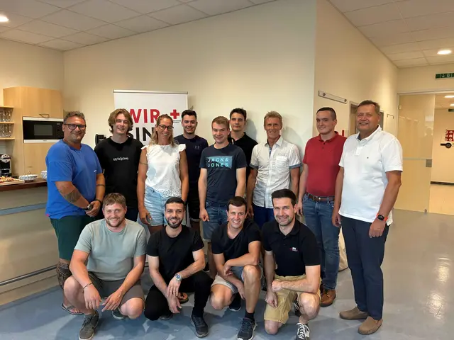 (Vorne v. l.) Dominic Höllinger, Abdulrahman Khaleel, Felix Lummerstorfer, Laurenz Zinöcker.
(Hinten v. l.) Thomas Sailer, Josef Bachl, Martina Thaller, Fabian Hartl, Sebastian Märzinger, Johannes Hörschläger, Wolfgang Sonnleitner, Tim Alexander Riedl und Johannes Raab. | Foto: ÖRK