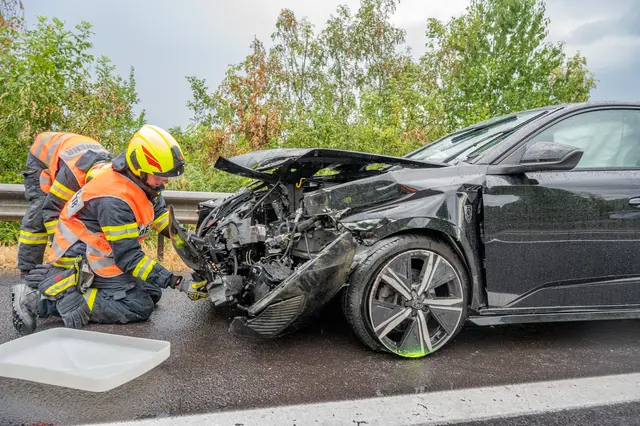 Am 17. August ereignete sich auf der A9 ein Verkehrsunfall, der einen Einsatz der Feuerwehr und eine temporäre Totalsperre in Fahrtrichtung Voralpenkreuz zur Folge hatte. | Foto: Team Fotokerschi