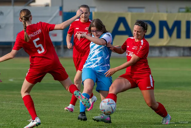 Sandra Halbmayer (in Blau) kämpfte beherzt um jeden Ball, konnte die deutliche 1:5-Testspielniederlage gegen Paudorf II aber ebenfalls nicht verhindern. | Foto: Thomas Navratil