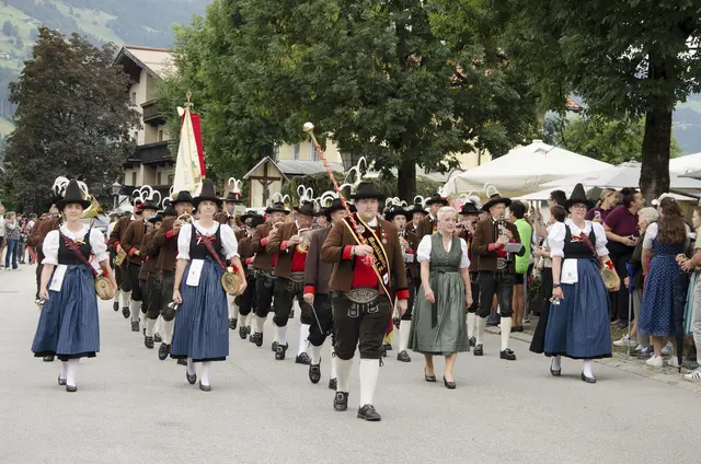Beim Festumzug nahmen alle Kapelle, u. a. die MK Kirchberg teil, die das Bezirksmusikfest 2027 ausrichten wird. | Foto: Sabrina Schweiger