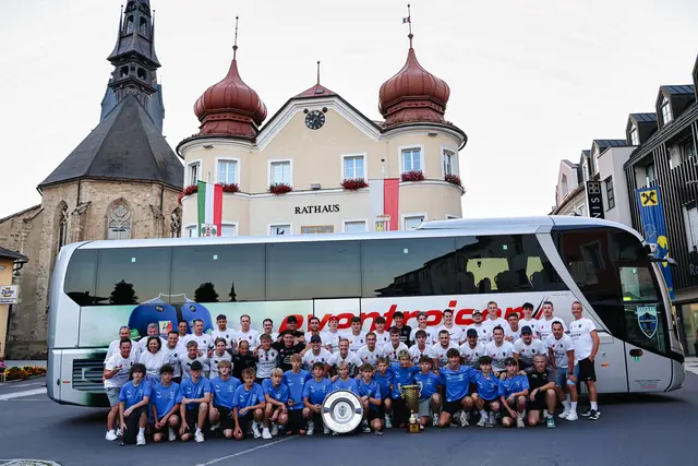 Erfolgreiche Kicker: Die Kampfmannschaft, die 1b und eine Nachwuchs-Elf – allesamt feierten sie Titel. | Foto: Reischl
