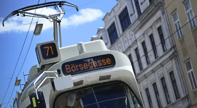 Eine Garnitur der Linie 71 und ein Pkw verunfallten am Montagvormittag auf der Simmeringer Hauptstraße. Ein Fahrgast musste daraufhin in ein Spital gebracht werden. (Archiv) | Foto: Johannes Zinner/Wiener Linien