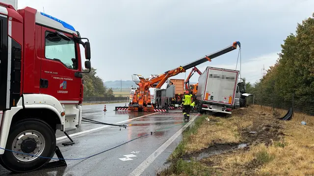 Die Bergung des verunfallten Lkw erfolgte durch die Feuerwehr Loosdorf und ein privates Abschleppunternehmen. | Foto: DOKU-NÖ