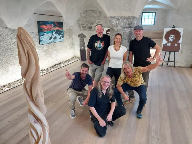 Mit den „Days of Art“ ist Harry Triendl (ganz vorne Mitte) im Rahmen des 34. Outreach Festivals in Schwaz eine außergewöhnliche Kooperation gelungen. | Foto: Rudy de Moor