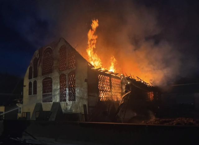 Zwei Personen sollen bei dem Einsatz leicht verletzt worden sein, 110 Rinder gerettet. | Foto: Fire Veiter - FF St.Veit/Glan