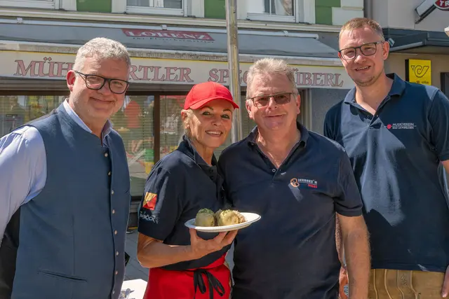 Freude bei Tourismuschef Markus Obermüller, Petra und Wolfgang Hochreiter und Kapellmeister Christian Dumphart (v.l.) über den erfolgreichen Knödeltisch. | Foto: Martin Gaisbauer