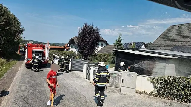 Die Einsatzkräfte hatten das Feuer am Carport in Guggitzgraben schnell unter Kontrolle.