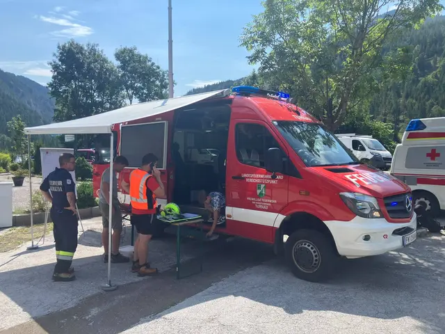 Rund 140 Einsatzkräfte von Bergrettung, Alpinpolizei, Rettung, Feuerwehr, Suchhunde, KIT-Team, zwei Hubschrauber der Polizei und auch Drohnen der Feuerwehr suchten nach dem 20-jährigen Bergsteiger aus dem Burgenland. | Foto: Filmteam-Austria/Theny