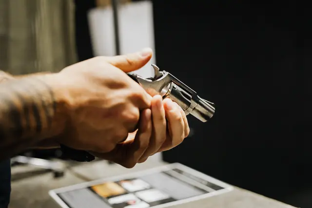 Mit einem silbernen Revolver bedrohte der Unbekannte einen Angestellten und forderte Bargeld. | Foto: Pexels (Symbolbild)