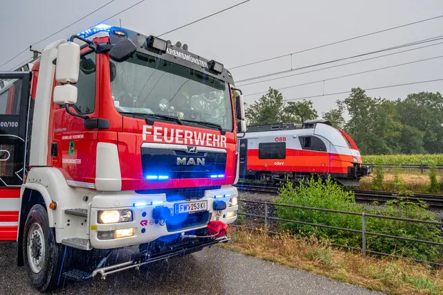 Da der Zug die Strecke nicht weiter befahren konnte, musste für die rund 15 Passagiere eine alternative Weiterreise organisiert werden. | Foto: Team Fotokerschi