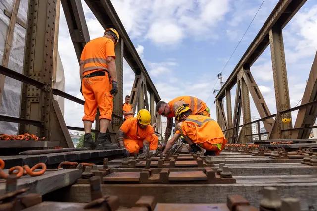 Noch sind die Arbeiten nicht ganz abgeschlossen, bis zu 23. August bleibt die Bahnstrecke zwischen Graz-Hauptbahnhof und Gleisdorf noch geschlossen. | Foto: ÖBB/Chris Zenz