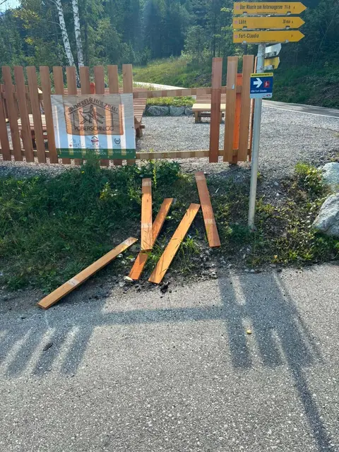 Unbekannte Täter haben am neuen Rastplatz am Plansee-Radweg wild gewütet und unter anderem Zaunlatten herausgerissen. | Foto: Gemeinde Breitenwang