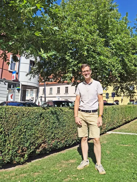 Fachbereichsleiter Franz Kirl vom städtischen Wirtschaftsbetrieb am Brucker Hauptplatz, wo nächste Woche die Arbeiten starten. | Foto: Stadt Bruck