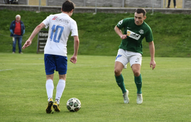 Maximilian Ableidinger in Würmla im Duell mit dem Gegenspieler. | Foto: SK Eggenburg / Vera Popp