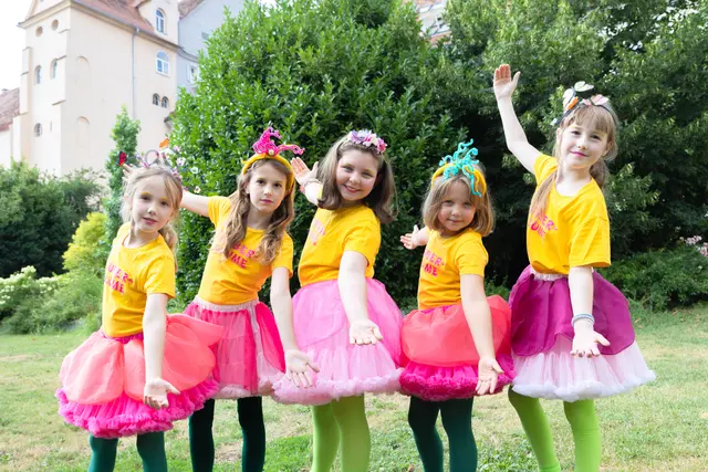 Zauberblumen im Einsatz: Die Spielkinder freuen sich auf ihren Auftritt in "Rapunzel – neu frisiert beim Märchensommer Steiermark.