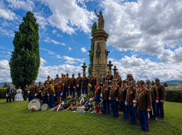 Die Artillerie-Traditionskapelle Von der Groeben vor dem Denkmal ihres Namensgebers in Tschechien. | Foto: Katharina Winkelmayer