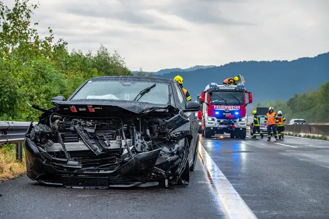 Ein Pkw war aus bislang unbekannter Ursache ins Schleudern geraten und gegen die Betonleitwand geprallt. | Foto: Team Fotokerschi