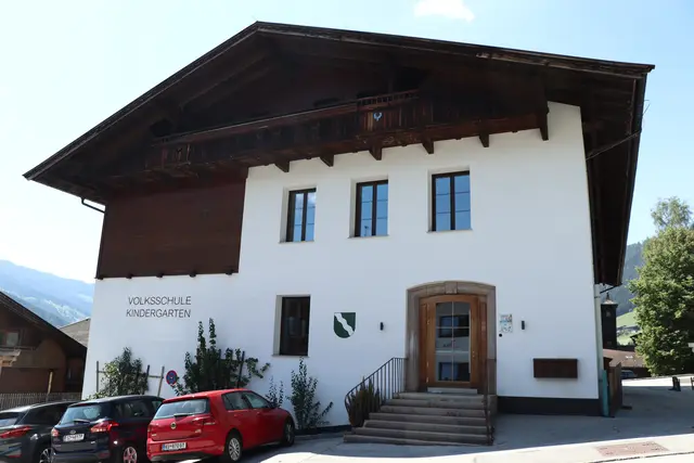 Innen wird umgebaut, außen soll der Charakter der ehemaligen Volksschule erhalten bleiben. | Foto: Martina Obertimpfler 